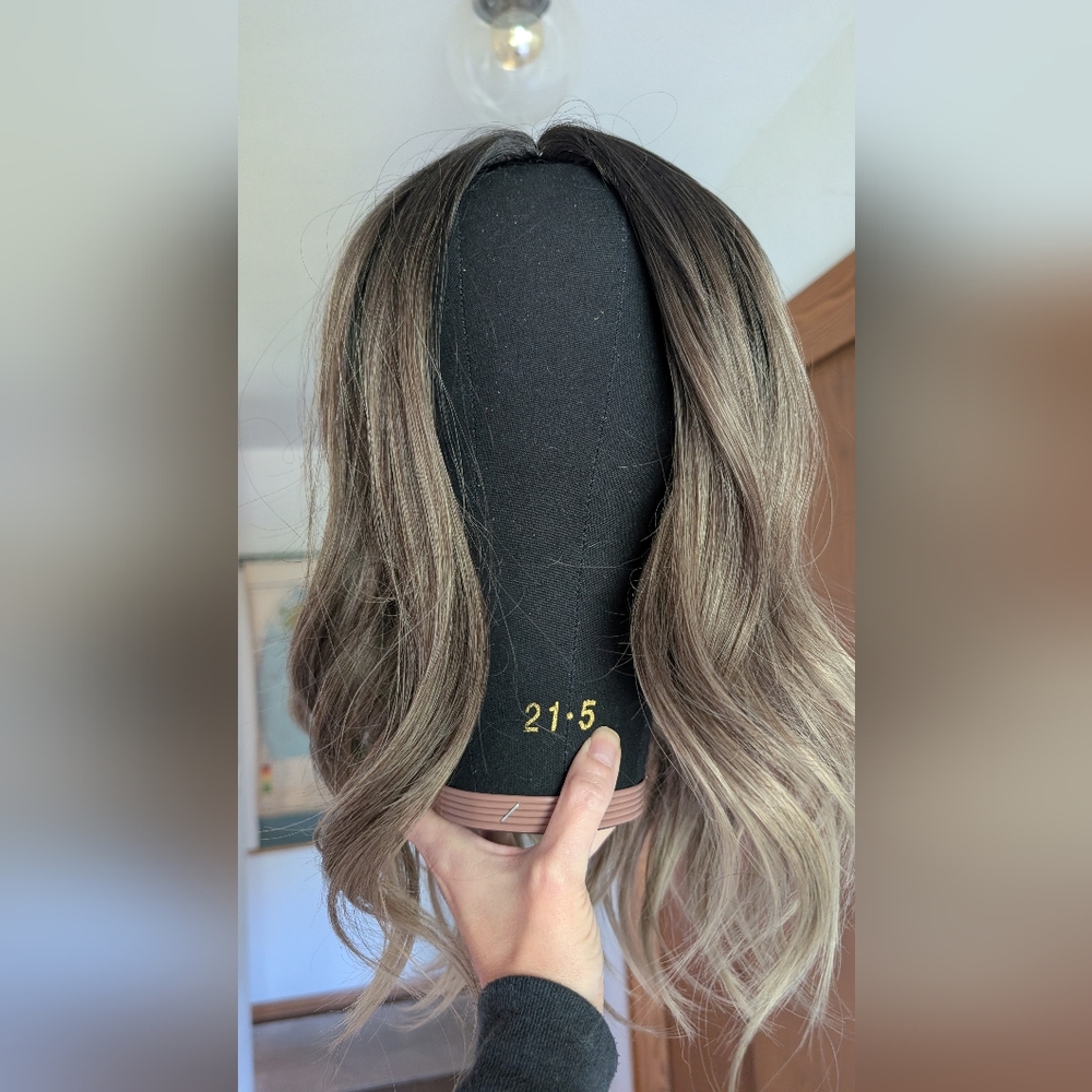 Elegant Ash Brown Wavy Hair Wig